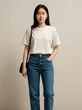 8 Outfit Atasan Putih Bawahan Jeans yang Lagi Trend di 2025, Cocok untuk Hangout