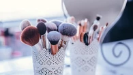 Cegah Kulit Rusak, Ini Tips Bersihkan Kuas Makeup Menurut Dokter Kulit