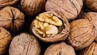 5 Makanan Pereda Stres, Kacang Kenari hingga Coklat