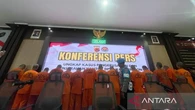 Polisi Tetapkan 28 Tersangka Penjarahan Gedung DPRD Cirebon, TV hingga Kursi Jadi Barang B...