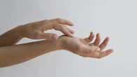 Pakai Gelang Emas Bikin Kulitmu Gatal? Ternyata Ini Sebabnya dan Cara Mengatasinya