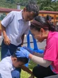 Viral Aksi Guru-Guru Kompak Cari Kutu Rambut Para Murid, Sukses Bikin Haru