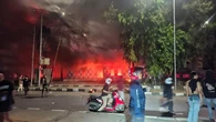 Pos Polisi di Bawah Jembatan Layang Makassar Kena Sasaran Amukan Massa, Ikut Dibakar Juga