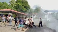 Petugas Lapas Narkotika Bollangi Bentrok dengan Demonstran