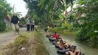 Viral Keseruan Anak-Anak Bermain ala 'River Tubing' di Aliran Irigasi Jepon Blora