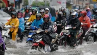 Curah Hujan Tinggi, Simak 8 Tips Aman Mengendarai Motor di Jalan Rawan Banjir