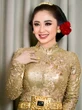 Potret Kebaya Dewi Perssik yang Curi Perhatian, Balutan Warna Emas yang Glamor