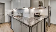 7 Desain Dapur Murah dengan Countertop Granit Imitasi yang Elegan, Tahan Lama