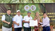 Resmi! Menhut Serahkan SK Pelepasan Kawasan Hutan kepada Warga Pancer Banyuwangi