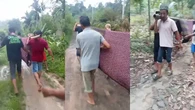 Potret Pilu Warga Tanggamus, Gotong Jenazah dengan Sarung dan Bambu Karena Akses Jalan Rus...