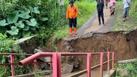 Jembatan Ambruk Diterjang Hujan Deras, Akses di Cisaat Sukabumi Terputus