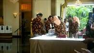 Kebaya Kutu Baru dan Surjan Motif Kembang Khas Yogyakarta Mewarnai TPS 12 Panembahan, Temp...