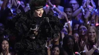 Lady Gaga Bawa Gaya Serba Hitam Wednesday Saat Terima Penghargaan MTV VMAs 2025