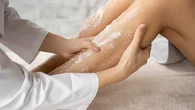 Scrub atau Eksfoliasi Kering? Ketahui Mana yang Cocok agar Tubuh Lembap Merata