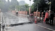 Ambles Akibat Hujan Deras, Jalan Depan Kantor Pemkot Cimahi Ditutup