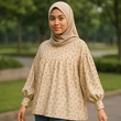 7 Model Tunik Motif Bunga Kecil Lengan Bishop, Bikin Tampilan Feminin dan Anggun di Segala...