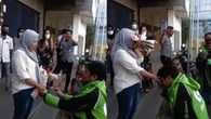 Viral Driver Ojol Lamar Kekasih di Keramaian, Romantis