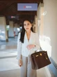 6 Gaya Prilly Latuconsina Berbalut Blazer, Buat ke Kampus hingga Karpet Merah Gala Premier...