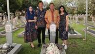 7 Momen Annisa Pohan dan Keluarga Ziarah ke Makam Ani Yudhoyono, Ungkap Kerinduan