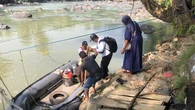 Jembatan Hancur, Warga Pakai Cara Ekstrem Seberangi Sungai