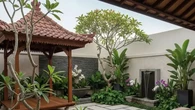 8 Rekomendasi Material Lantai Halaman yang Tidak Menyimpan Panas, Cocok untuk Iklim Tropis