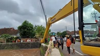Debit Air Sungai di Banyuwangi Meningkat, Alat Berat Disiagakan