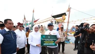 Gubernur Khofifah Temui dan Beri Bantuan untuk Ratusan Nelayan Muncar Banyuwangi