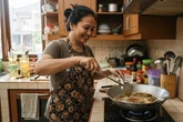 Tips Menggoreng Ikan di Wajan Stainless agar Tidak Lengket, Bikin Hasil Lebih Renyah