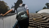 Bawa Tas Berat Tiap Hari Memang Gaya, Tapi Tulang Punggung Bisa Bermasalah, Kok Bisa?
