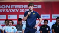 Terakhir Tinggalkan Lapangan SUGBK, Ole Romeny Sapa Suporter dan Beri Suvenir usai Laga Pi...