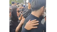 Momen Nagita Slavina Tenangkan Jeje Govinda Yang Menangis di Pemakaman Ibunya