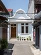 11 Desain Rumah Sederhana Cat Putih Tampak Elegan di Gang Sempit, Solusi Hunian Kekinian