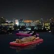 Sensasi Sound Bath Sambil Mengapung di Kolam Renang Berpemandangan City Light Jakarta