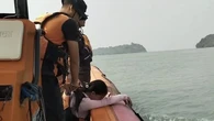 Ratapan Ibu Iringi Pencarian Penumpang KMP Batumandi