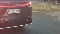 Viral Mobil Sultan HB X Tanpa Pengawalan Berhenti di Lampu Merah, Disalip Rombongan Menter...