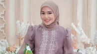 6 Inspirasi Outfit Gamis Kasual Dara Arafah untuk Usia 25-an, Stylish dan Trendi