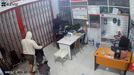 CCTV Bongkar Aksi Komplotan Pembobol Dealer, 30 Motor Digasak