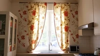 18 Cara Bikin Dapur Makin Cantik dengan Sentuhan Bunga, Wallpaper hingga Alat Makan