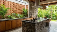 10 Desain Dapur Bergaya Tropis Modern Kombinasi Roster dan Batu Alam yang Sejuk