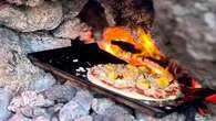 Pizza Paling Berbahaya di Dunia di Guatemala, Dipanggang Langsung di Atas Lava Gunung Bera...