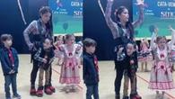 Professora usa colete para aluno dançar em festa junina