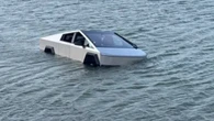 Motorista afunda Tesla Cybertruck ao testar modo aquático em lago