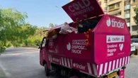 Tinder usa caminhão de lixo para coletar itens de ex-namorados