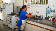 Trabalho feminino invisível gera 10,8 trilhões de dólares por ano