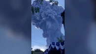 Vulcão na Indonésia expele nuvem durante erupção; assista