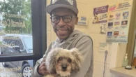 Tutor comove ao se reencontrar com cão desaparecido há 10 anos