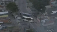 Criminosos usam 3 ônibus como barricadas na Zona Norte do Rio