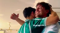 Astro do Palmeiras faz vídeo com influencer que corre no banheiro