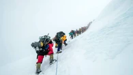 Alpinistas batem recorde no Monte Everest com 274 escaladores