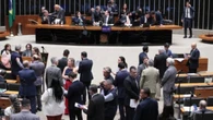 Deputados aprovam projeto que criminaliza alta de combustíveis